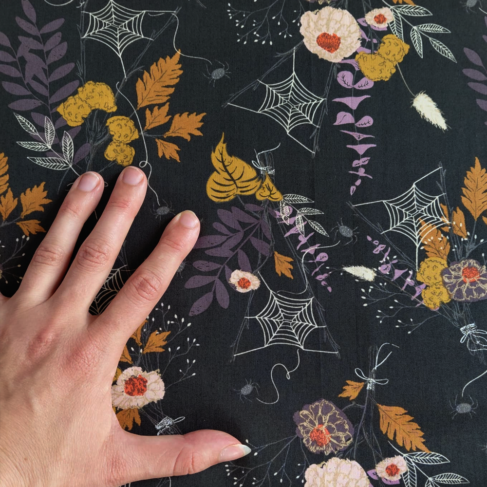 Cast a Spell en Sombre pour Art Gallery Fabric