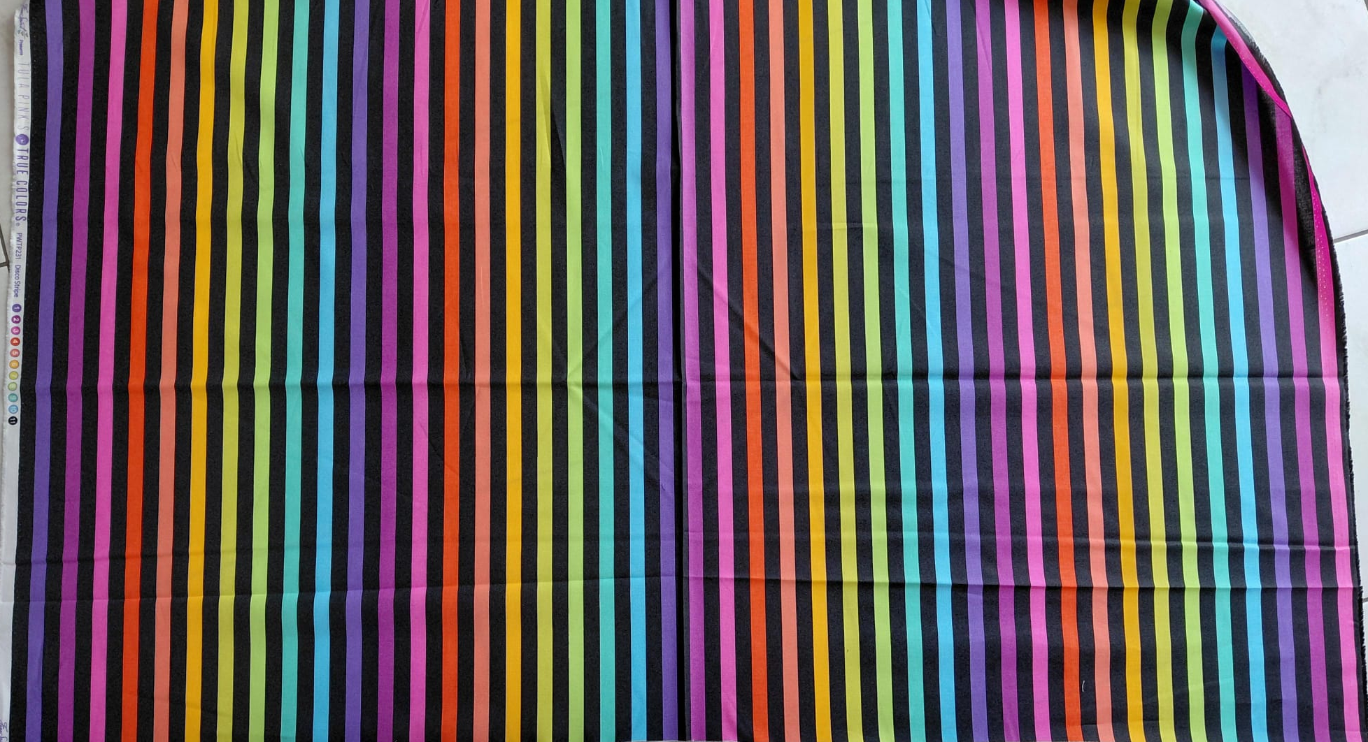 Disco Stripe en Carbon de Tula Pink pour Free Spirit