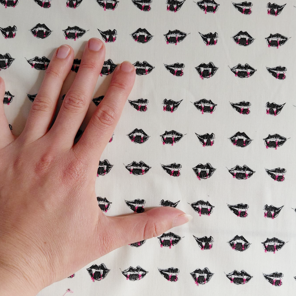 Fangtastic Lips de Sweet n'Spookier pour Art Gallery Fabric