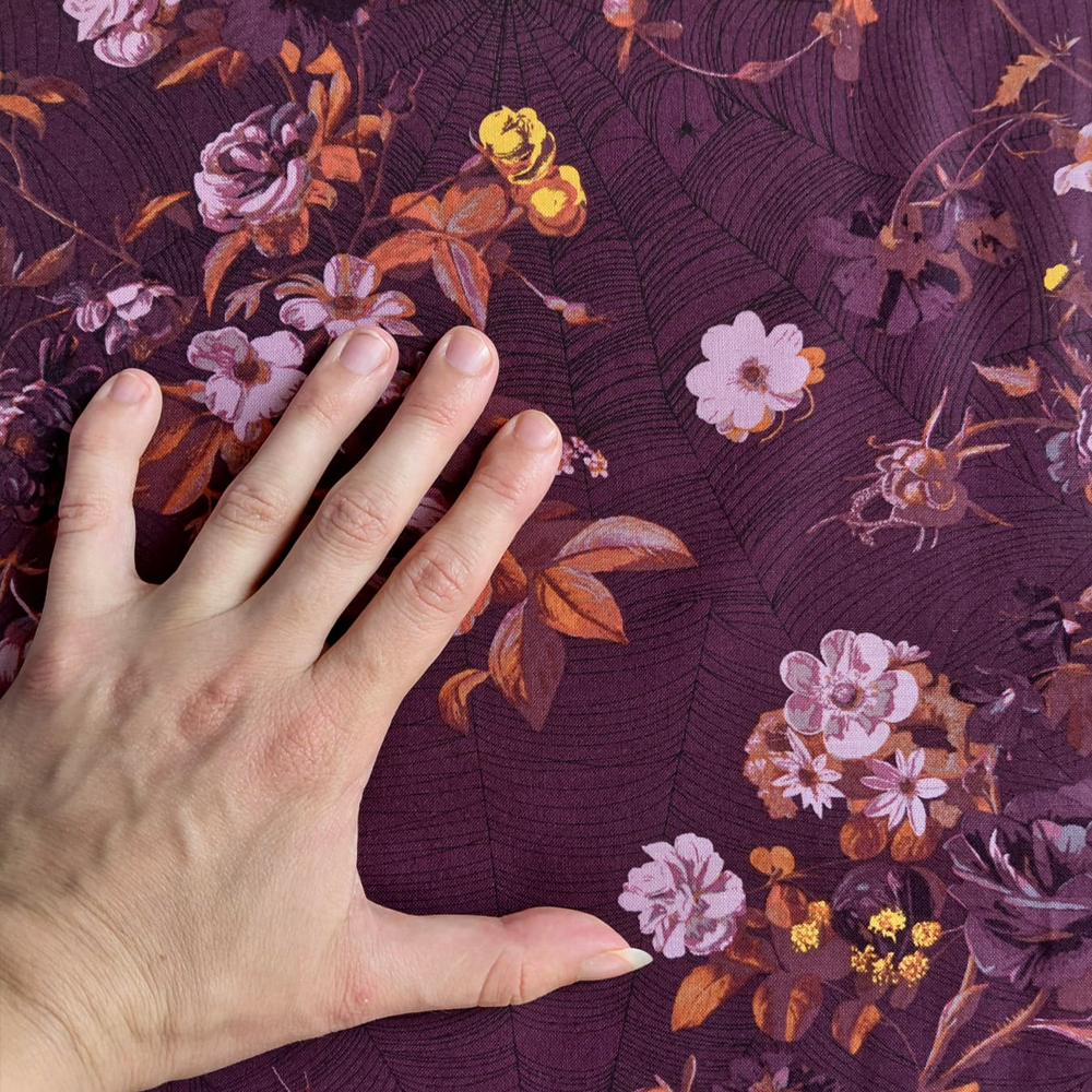 Vining en cabernet de Giucy Giuce pour FreeSpirit Fabrics