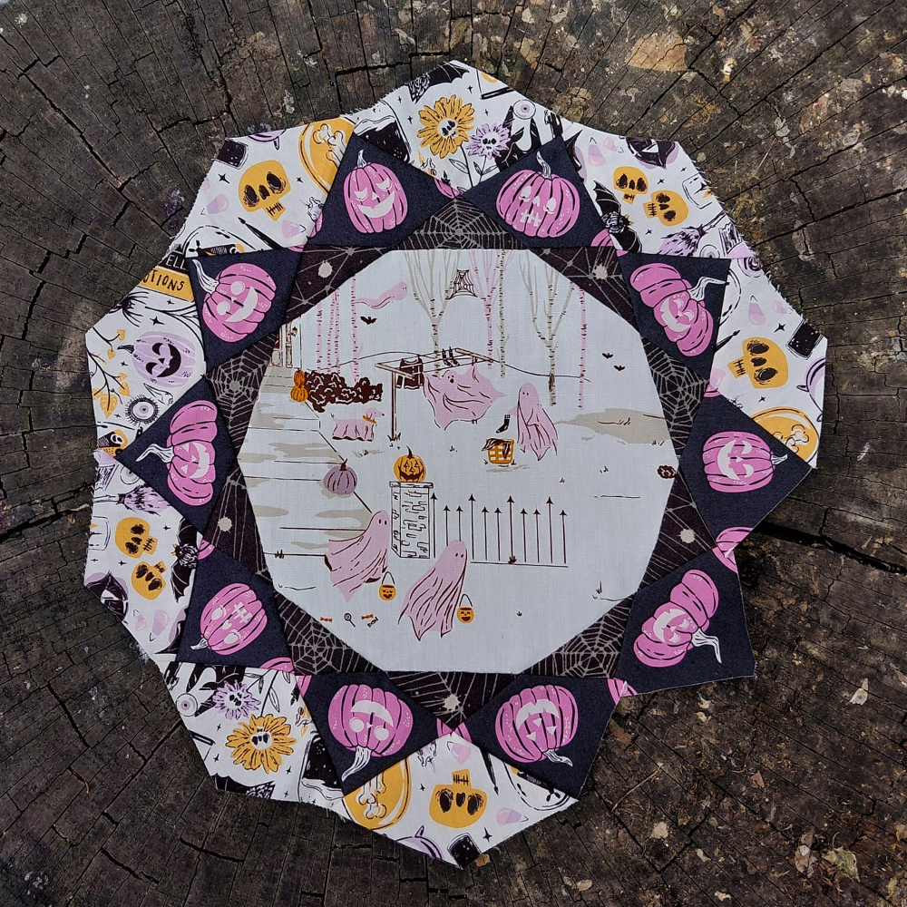 Witching Hour en Moon de Ghostly and Haunted pour Art Gallery Fabric
