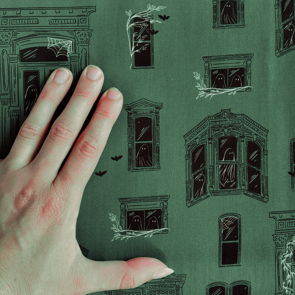 Haunted House de Ghostly and Haunted pour Art Gallery Fabric
