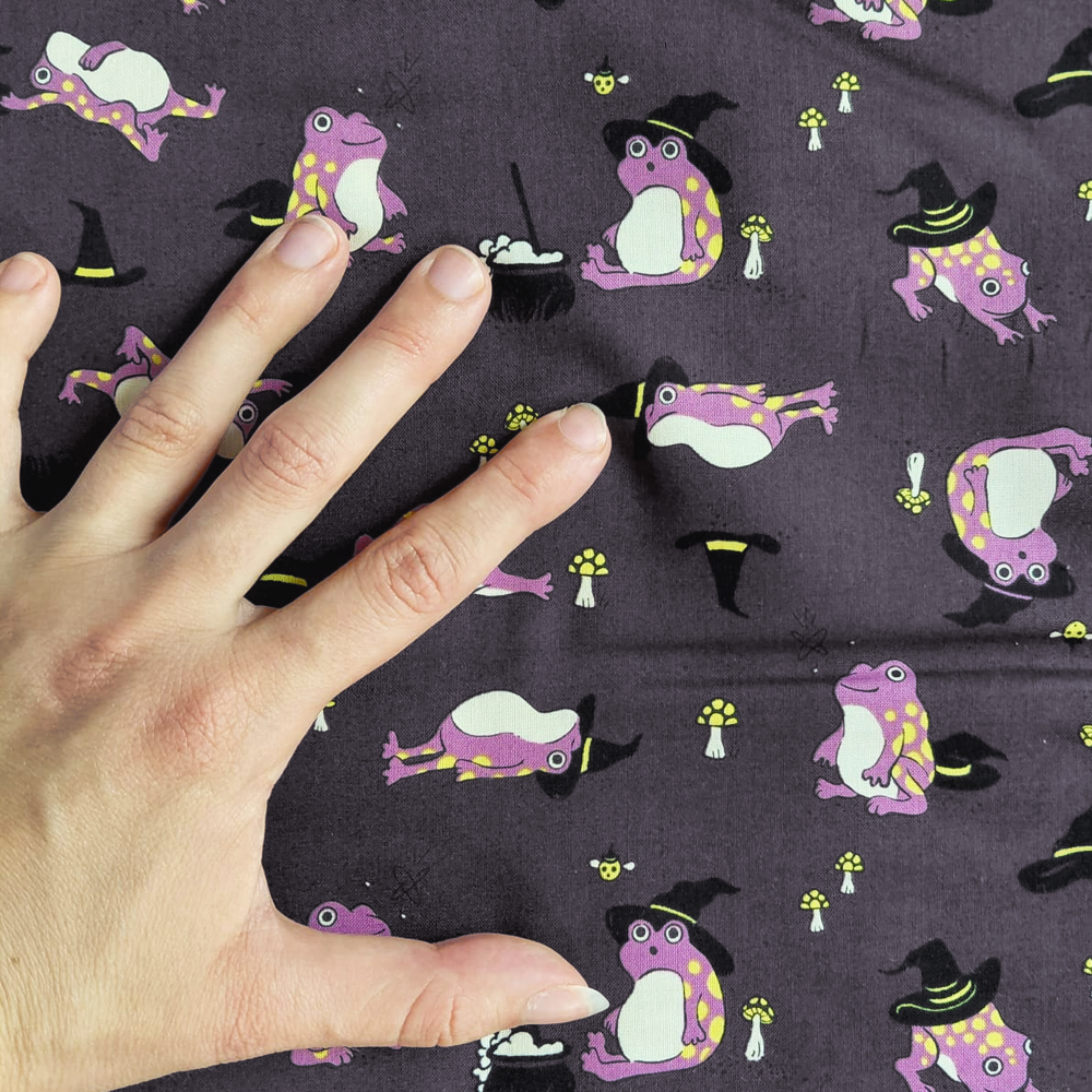 Frogmiliars en Eggplant de Sarah Watts pour Ruby Star Society
