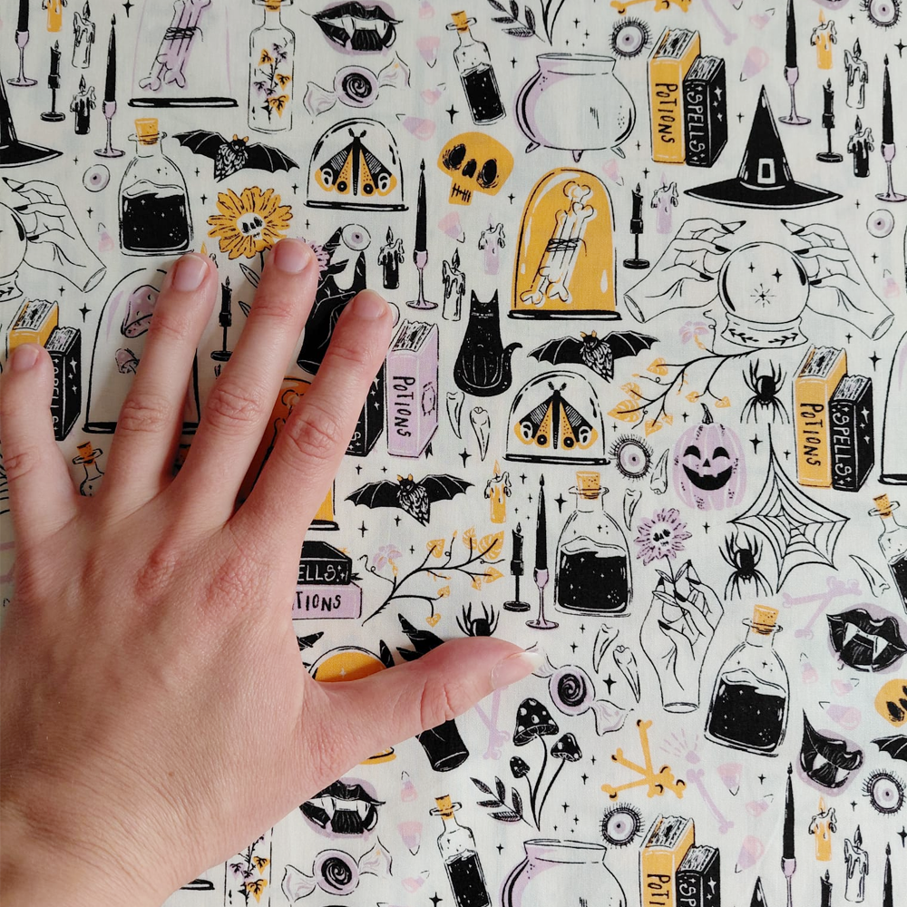 Witching Hour en Moon de Ghostly and Haunted pour Art Gallery Fabric